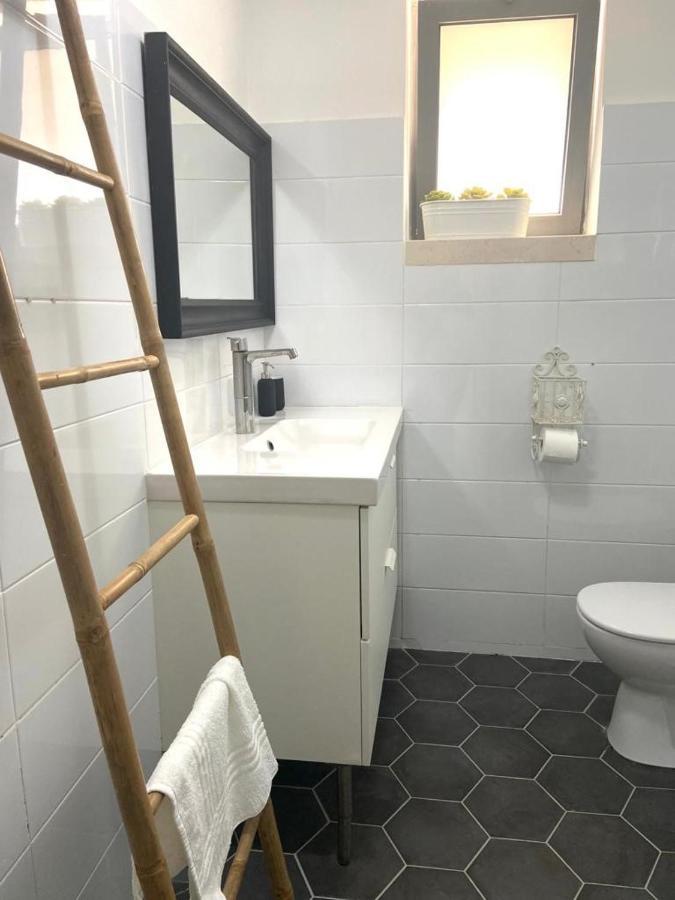 אירוח השקד - 10דק' משדה התעופה Daire Giv'at Koach Dış mekan fotoğraf